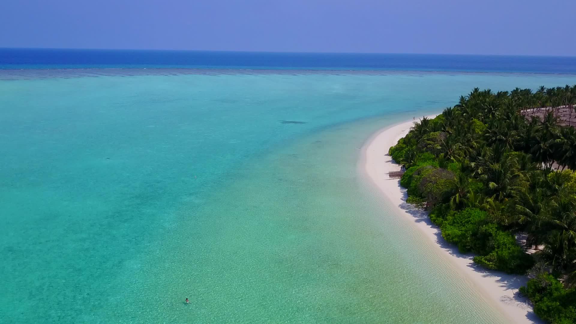 白色沙底蓝水利用海洋环礁湖海滩度假视频的预览图