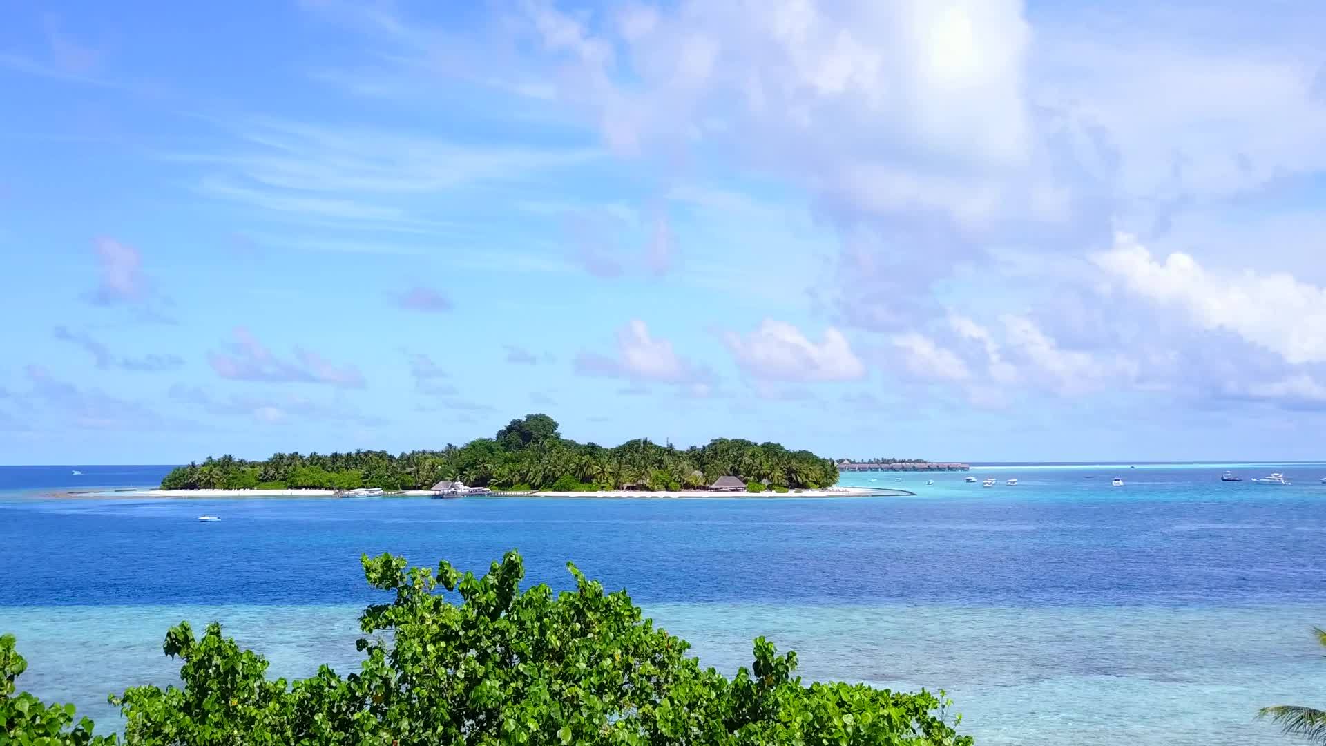 环礁湖海滩以蓝海和白沙为背景视频的预览图