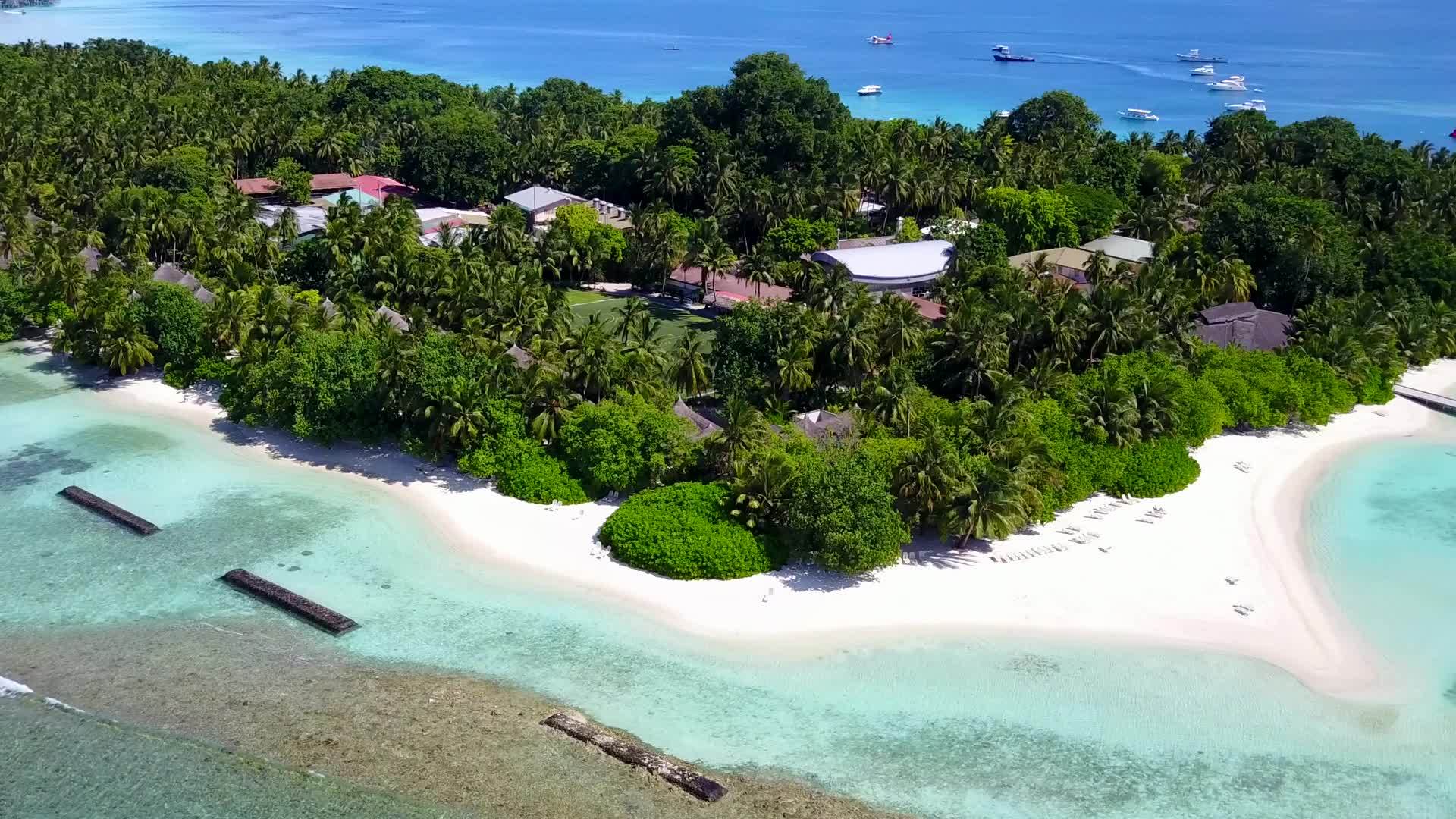 以浅沙背景的蓝海为例完美的岛屿海滩度假自然海景视频的预览图