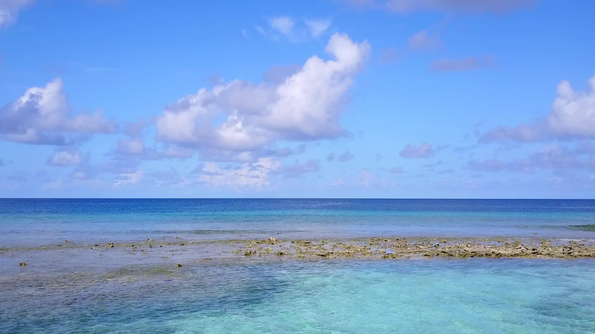 以白沙背景的透明海洋为例放松海滩冒险的空气视频的预览图