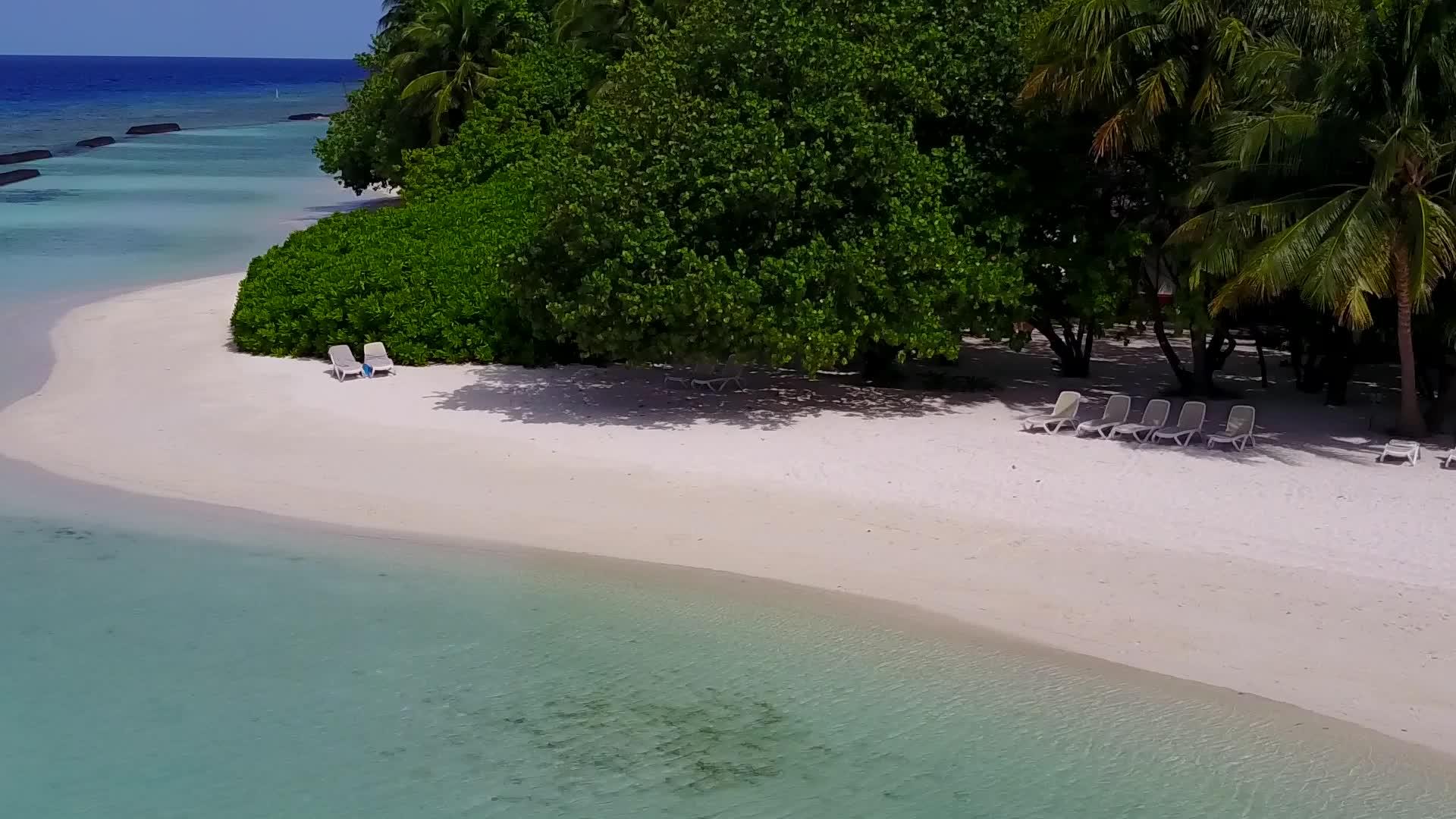 蓝海白沙背景田园诗般的旅游海滩空中无人机风景视频的预览图