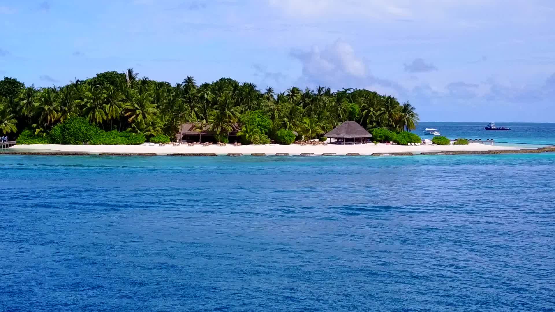 蓝海白沙背景天堂海滩之旅无人机空中旅行视频的预览图