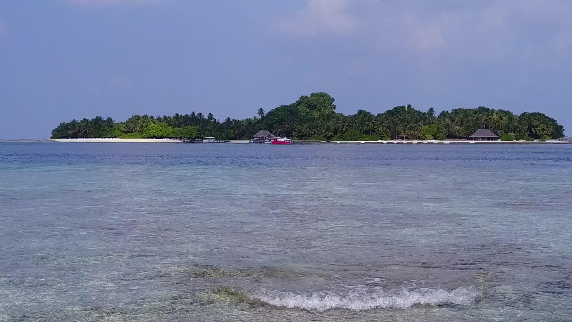 乘坐以蓝水和白色沙尘为背景的天堂岛海滩度假胜地视频的预览图