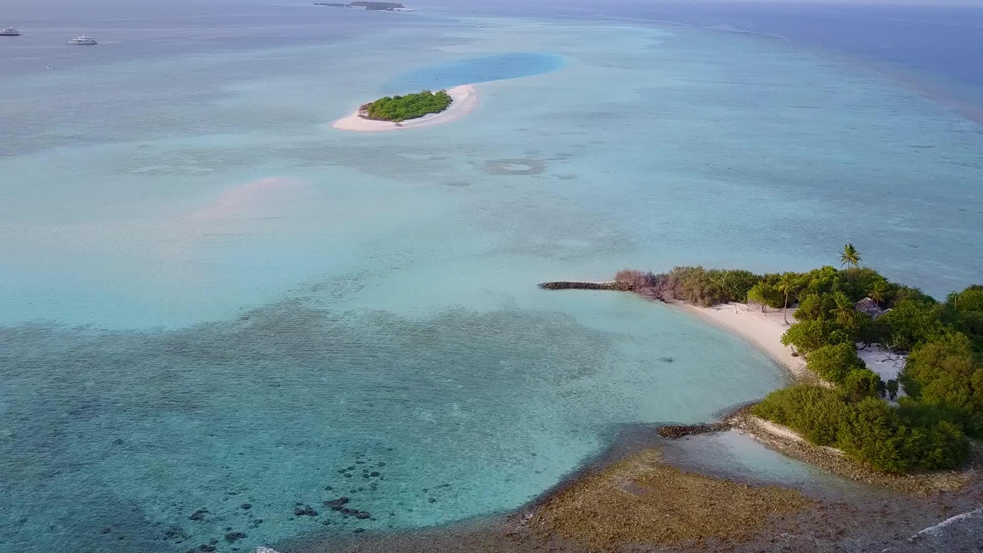 以清澈的海洋和白色的海滩为背景观赏天堂海滩探险旅游视频的预览图