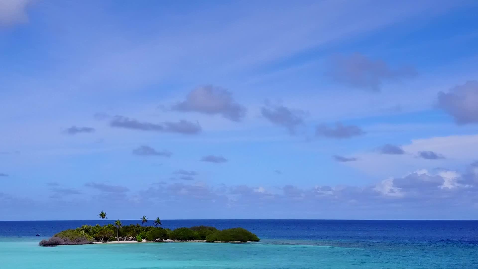 清沙背景蓝海天堂度假村海滩度假村空中景观旅游视频的预览图