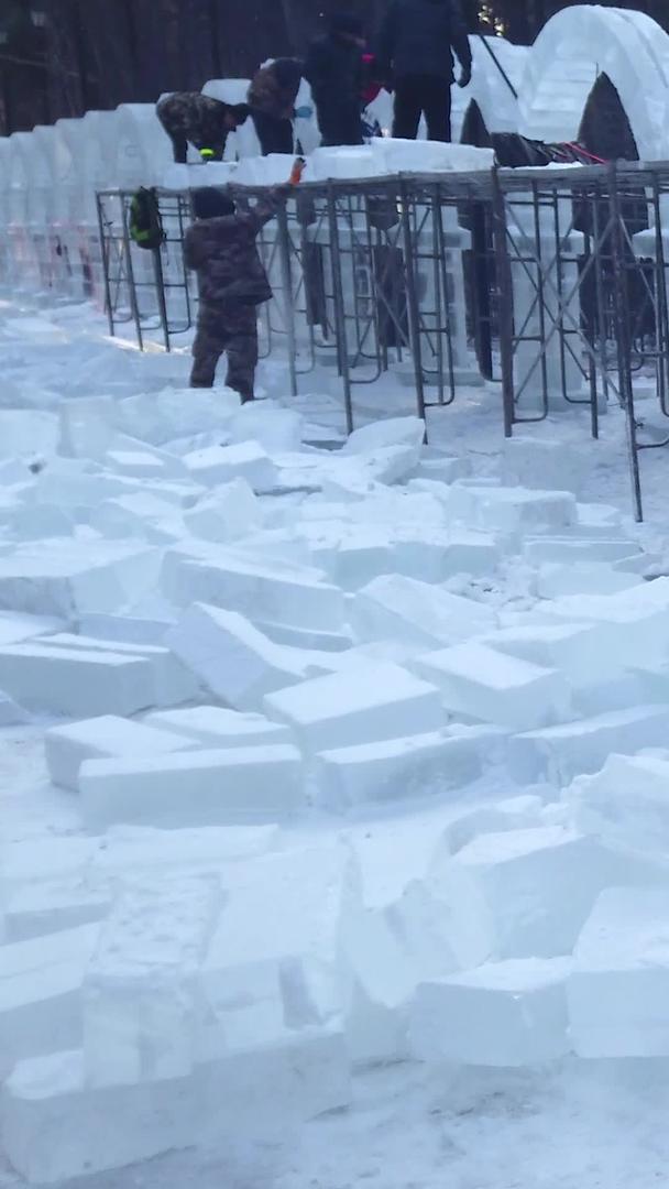 冰雪节冰雕制作过程多角度拍摄视频的预览图