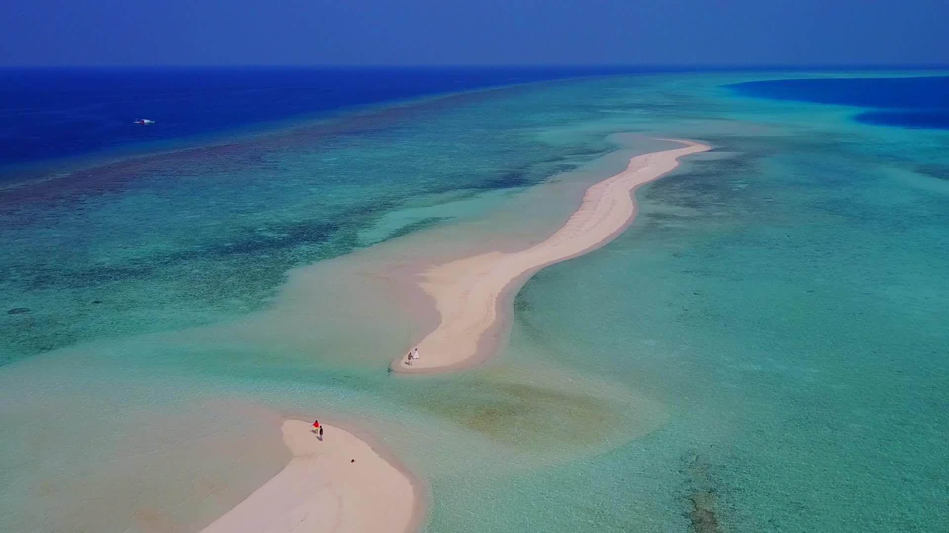 蓝绿水白沙背景热带海岸线海滩时空无人机海景视频的预览图