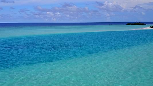 在蓝水和白色海滩的背景下观看豪华海湾海滩打破海滩的风景视频的预览图