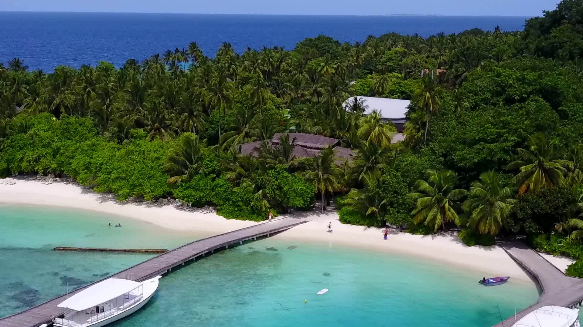 透明水和浅沙背景的透明水被用作缓冲环礁湖海滩的中断点视频的预览图