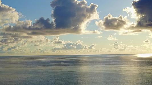 热带海滩野生生物通过蓝海和浅沙背景的蓝海进行热带视频的预览图