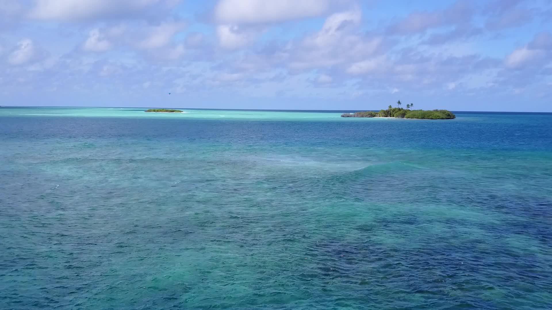蓝绿海和白色沙尘背景旅游海滩航行豪华无人驾驶视频的预览图