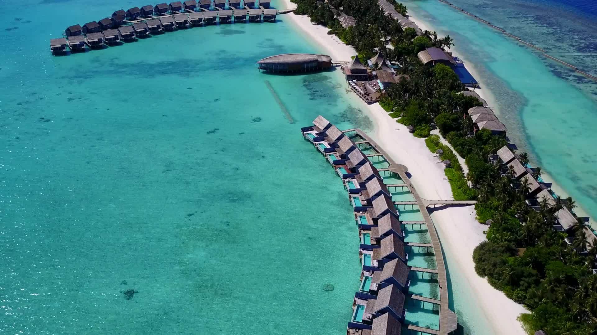 海洋度假胜地海滨水蓝海和白沙底海无人驾驶飞机视频的预览图