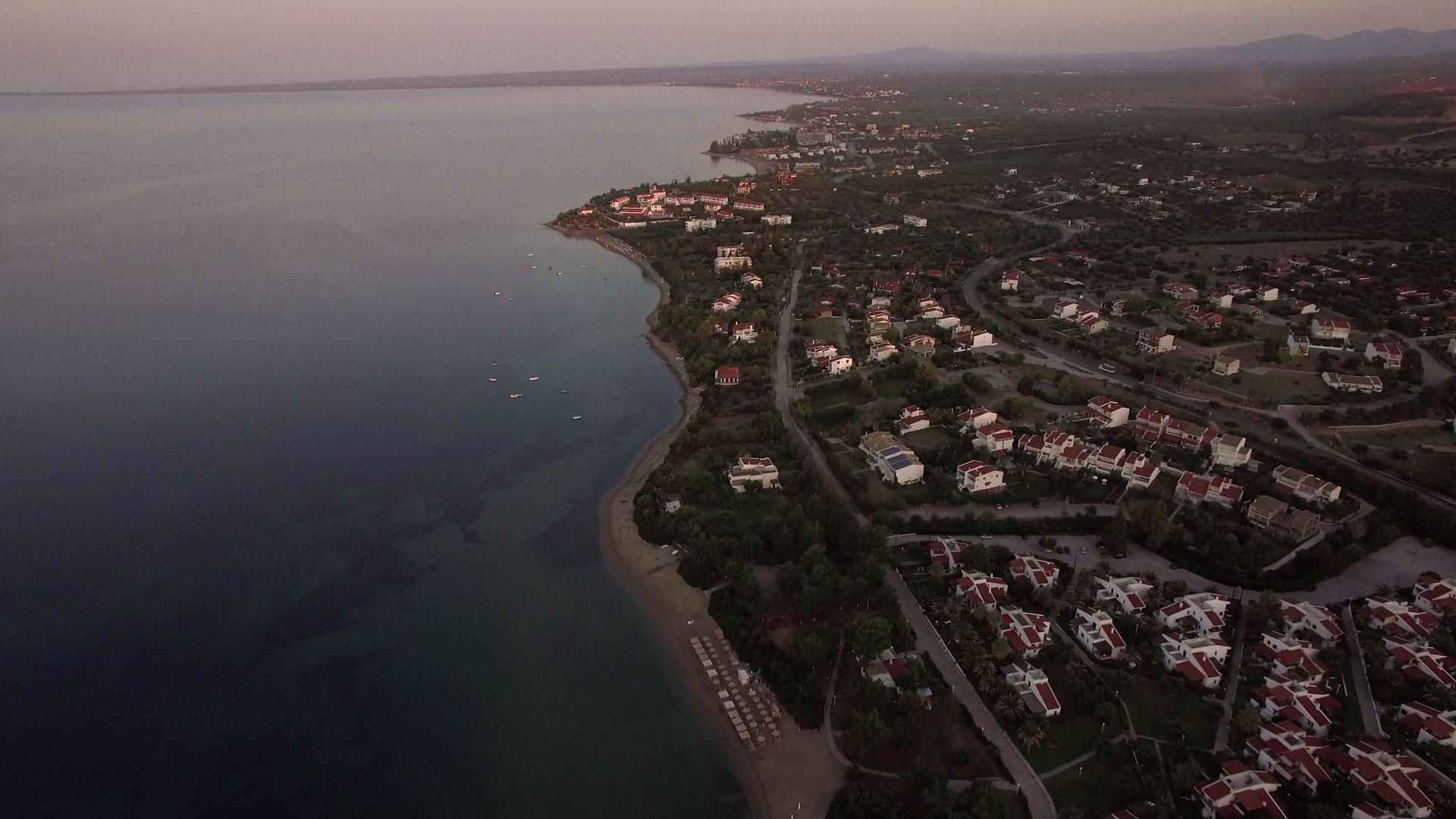 沿海岸线Trikorfo海滩小屋的空中射击视频的预览图