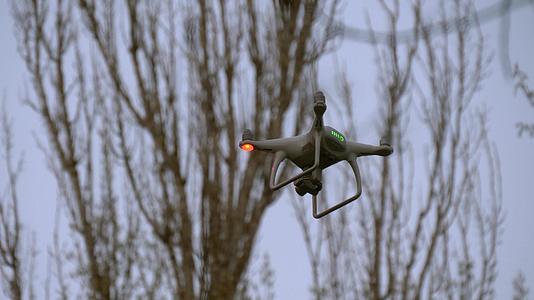 无人驾驶飞机在树间用摄像机飞行视频的预览图