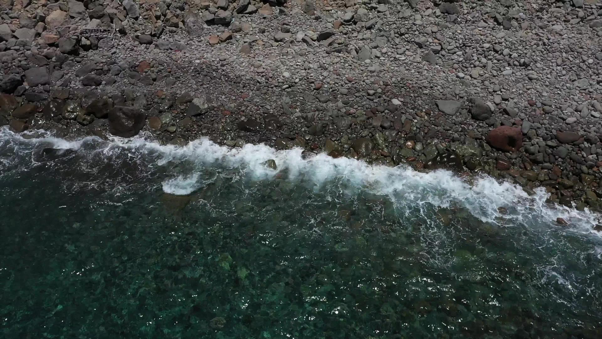 岩石海岸上空的无人驾驶飞机镜头视频的预览图