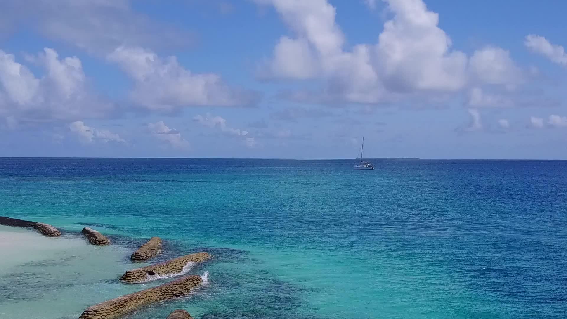 以绿海和白沙为背景的奇怪岛屿海滩冒险无人驾驶视频的预览图