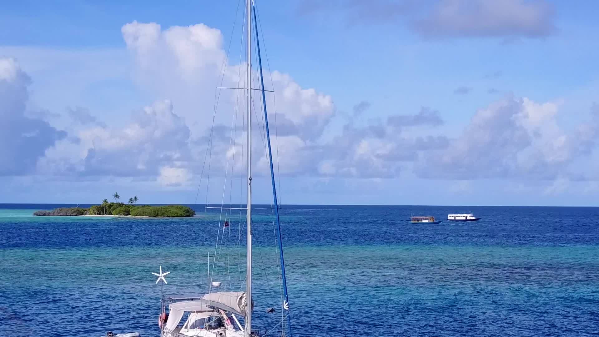环礁湖海滩以蓝海和白沙为背景视频的预览图