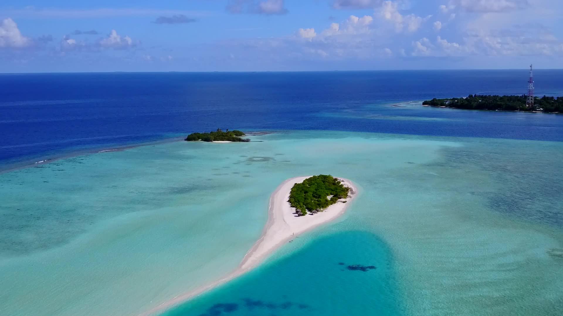 清澈的大海和美丽的岛屿海滩在白色的海滩背景下冒险无人机视频的预览图