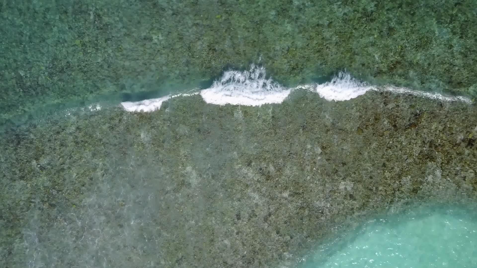 美丽的旅游海滩度假空中无人飞机天空环礁湖和白色环礁湖视频的预览图