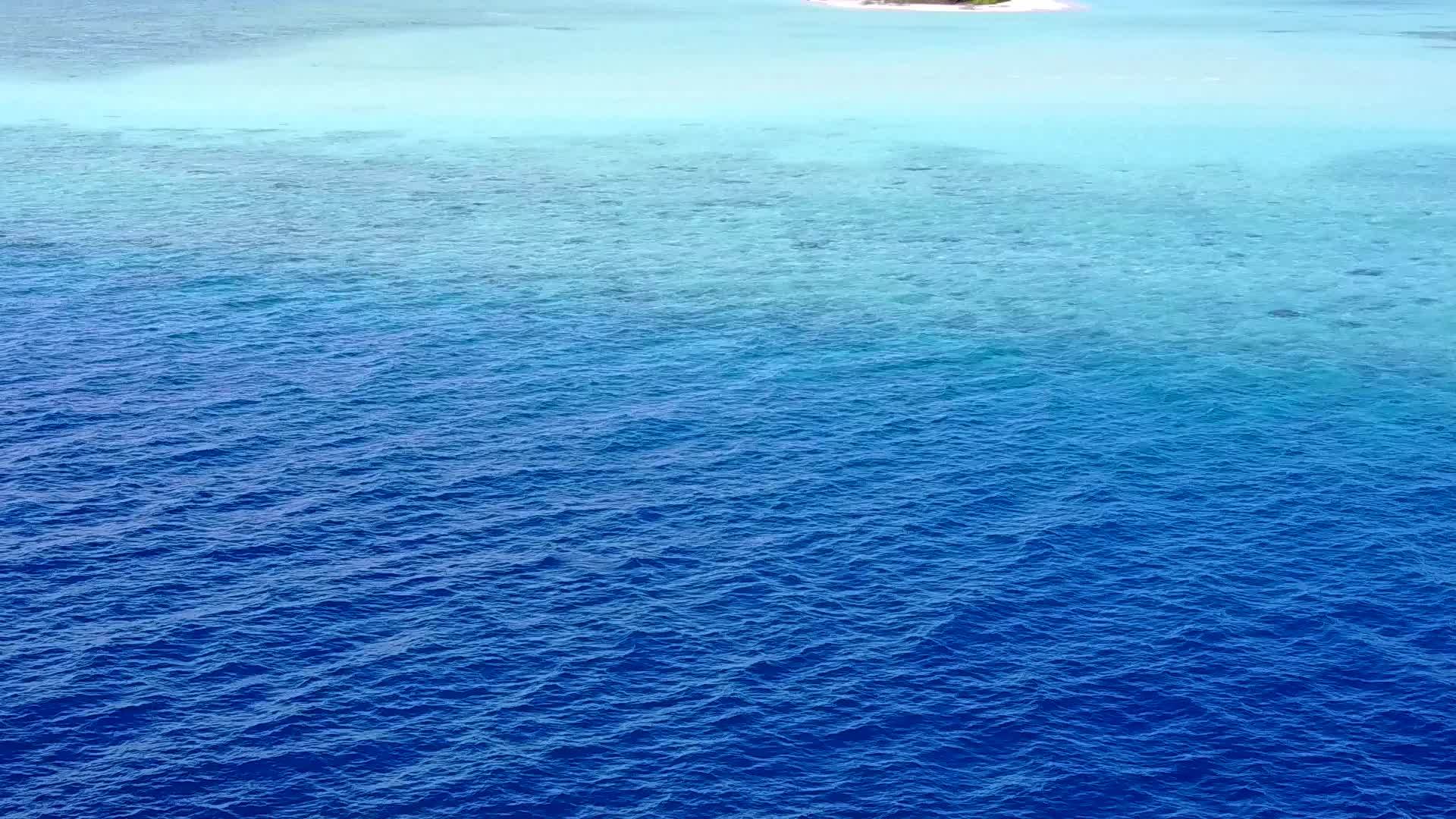 蓝色海洋和白色海滩背景的海边海滩时间放松视频的预览图