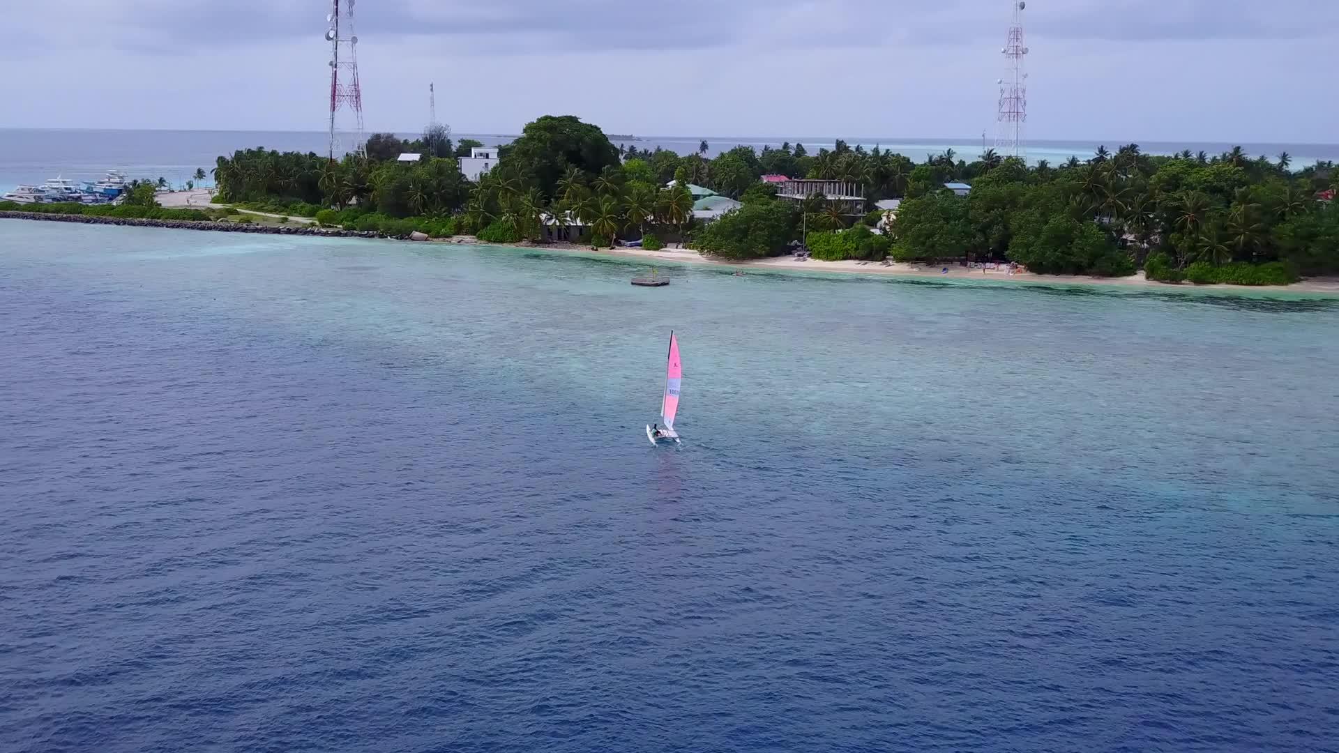 白沙背景蓝水天堂海岸海滩度假无人机景观视频的预览图