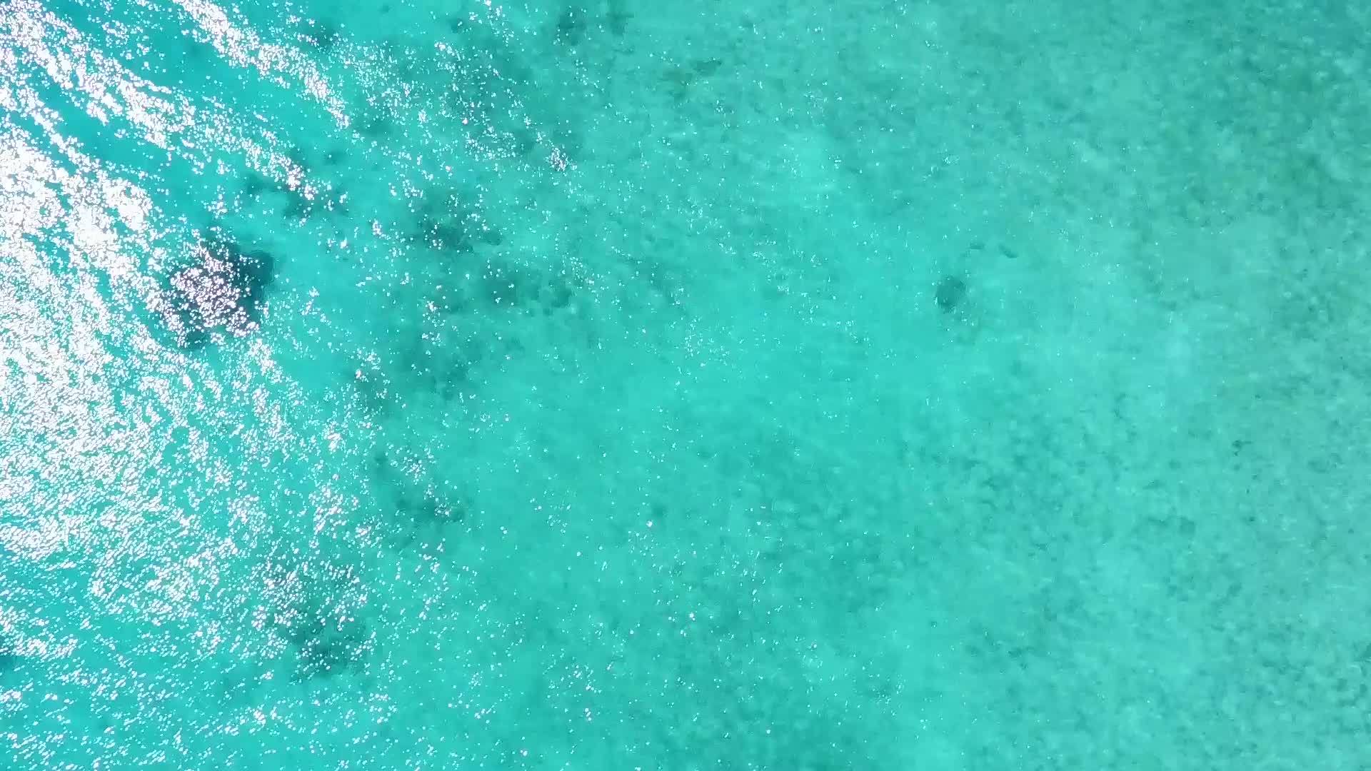 天堂湾海滩度假空中旅游视频的预览图