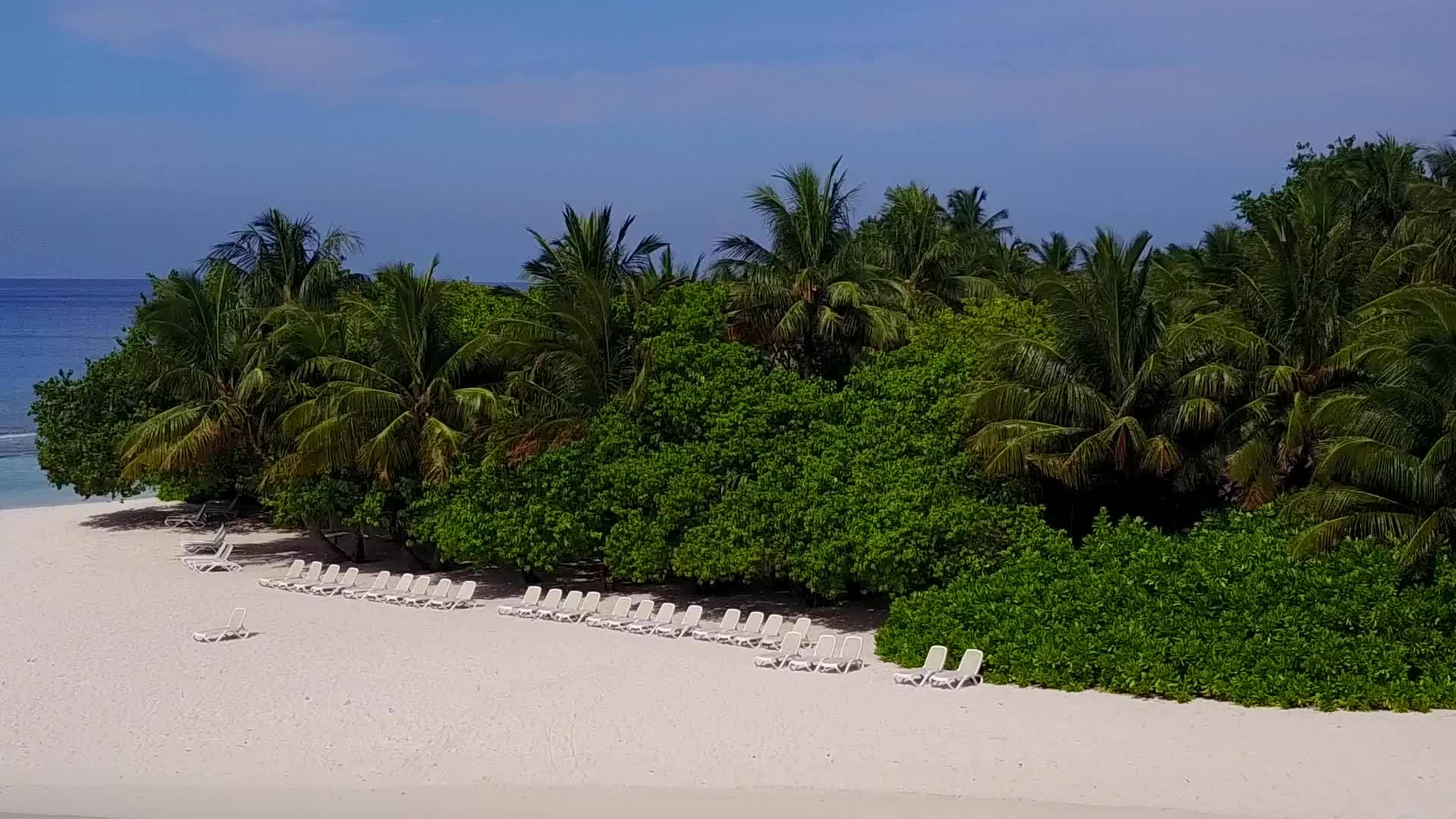 蓝色环礁湖是一个安静的度假胜地海滩旅游视频的预览图