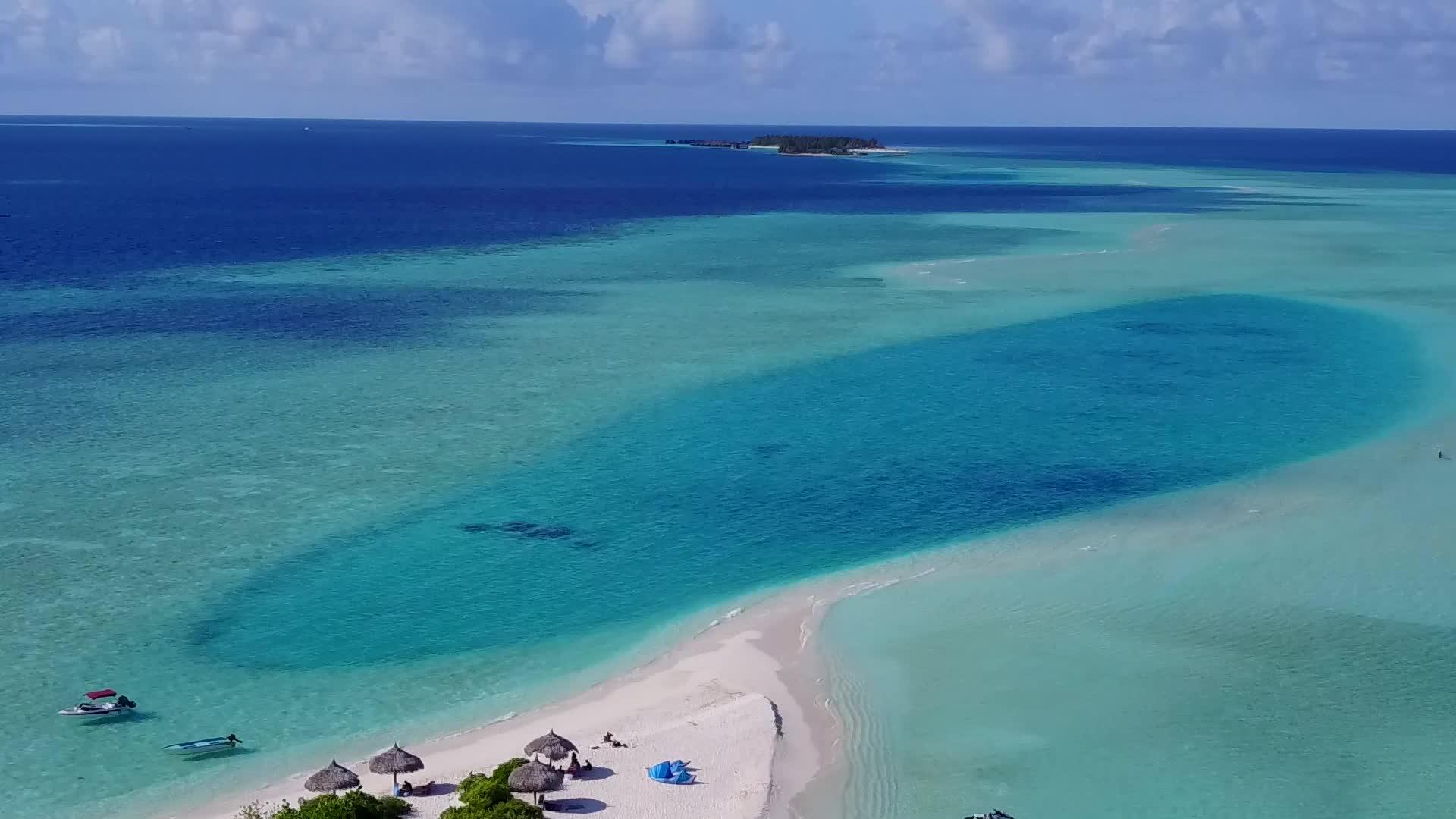 绿松石海和白色海滩背景下的海洋海岸线海滩度假无人机视频的预览图
