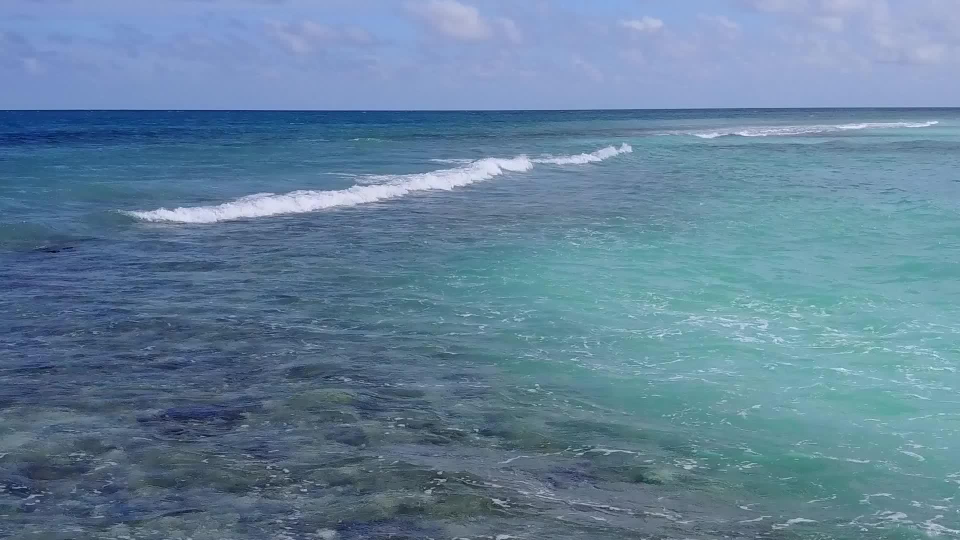 白沙背景蓝绿色泻湖宁静湾海滩时间无人机海景视频的预览图