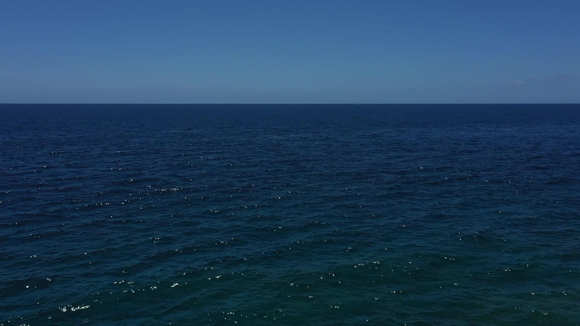 无人驾驶飞机飞越大海的视频视频的预览图