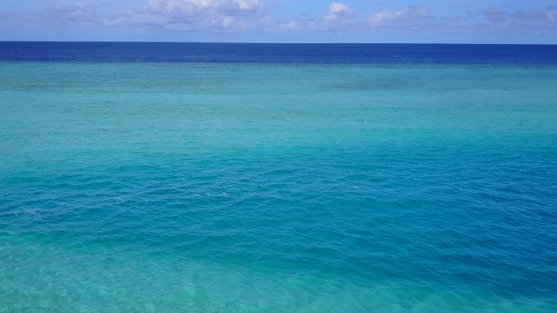 以蓝海和浅沙为背景的美丽海岸海滩度假抽象视频的预览图