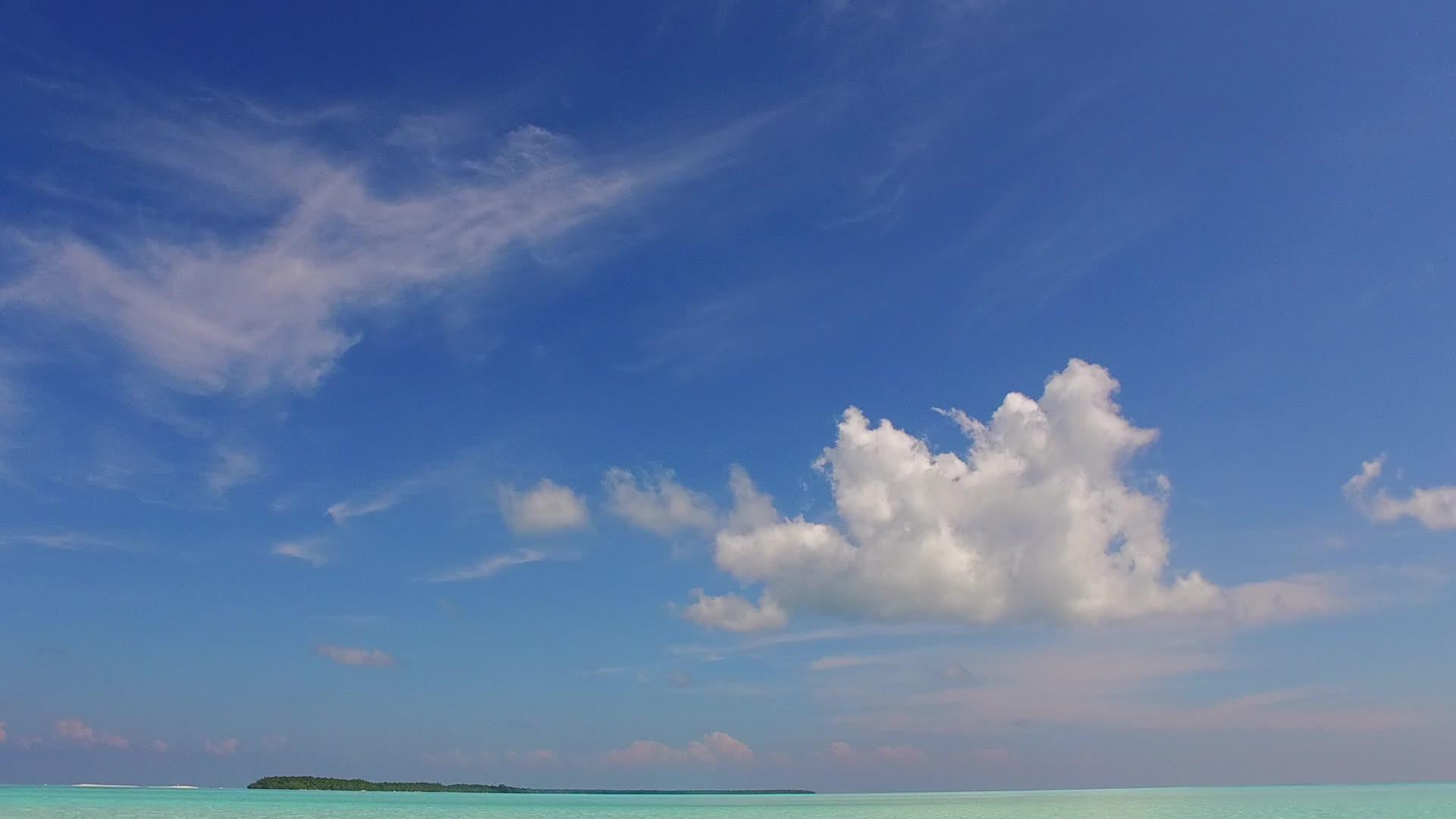 白沙和蓝色环礁湖的海滩视频的预览图