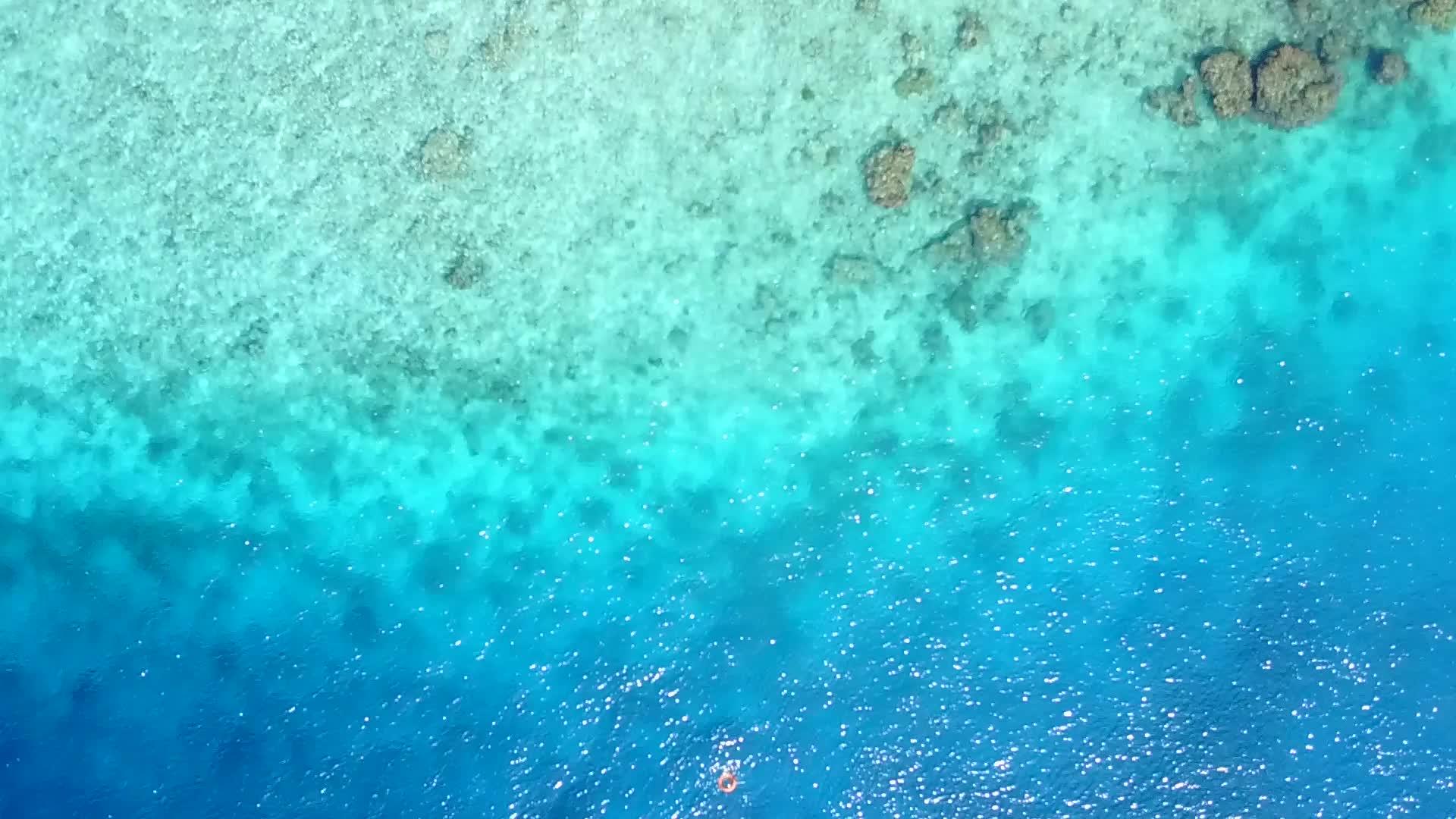 浅水和白色沙子以浅水和白色沙子为背景观察海滩时间视频的预览图