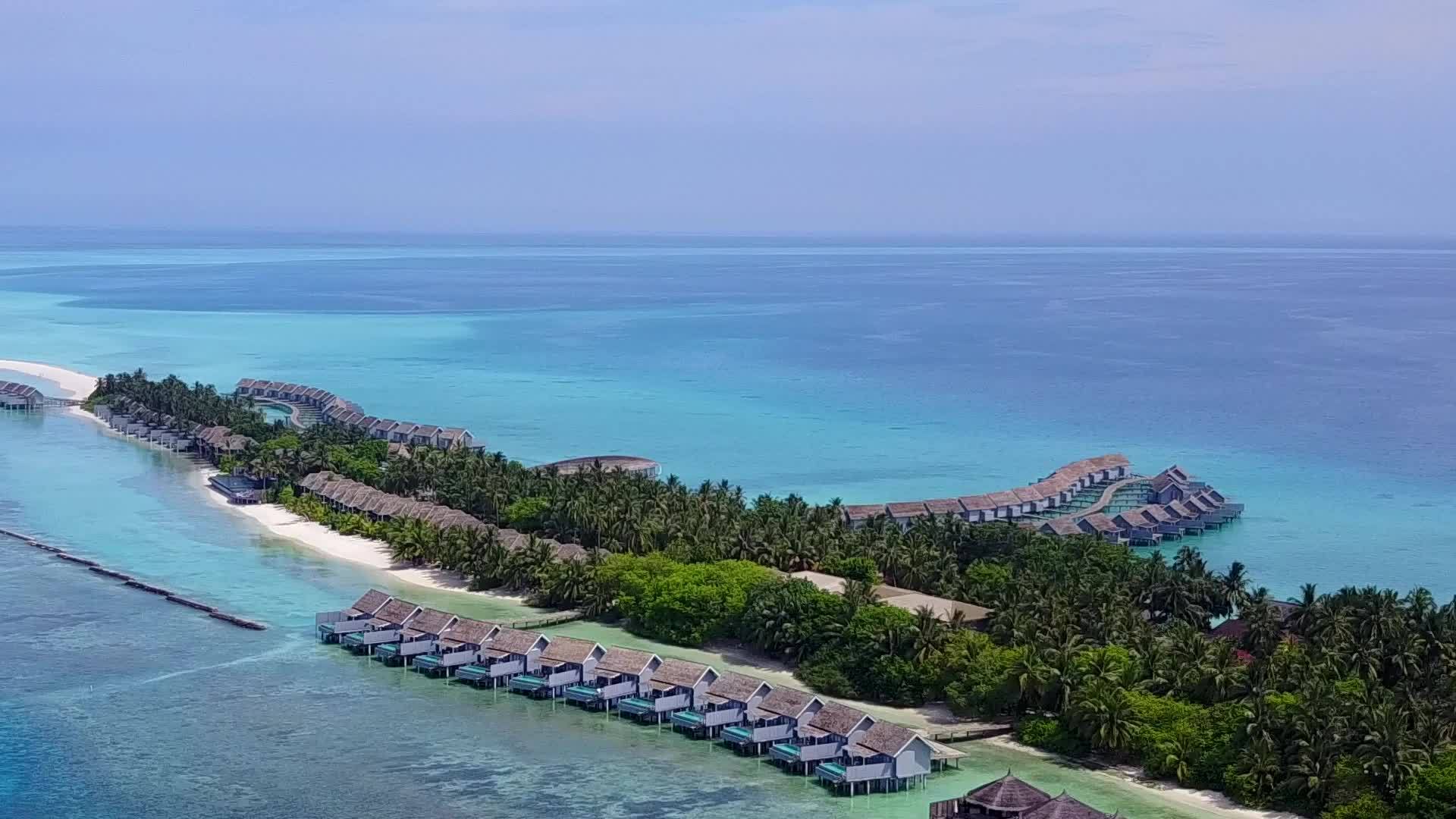 绿松石环礁湖白沙底背景空中旅行豪华岛屿海滩度假视频的预览图