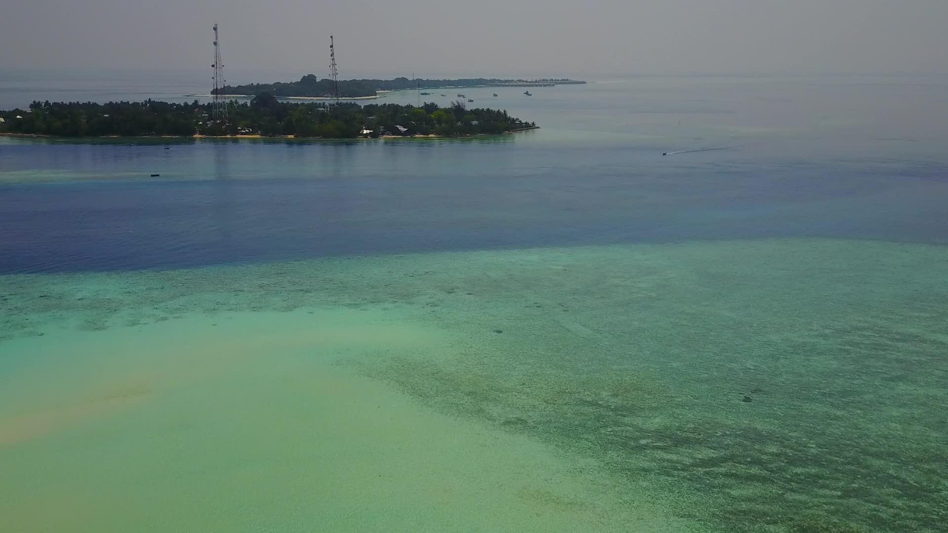 在蓝海和清洁沙滩的背景下无人驾驶海底海滩时间视频的预览图