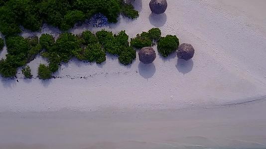 白沙背景水蓝海完美泻湖海滩空中无人机旅行视频的预览图