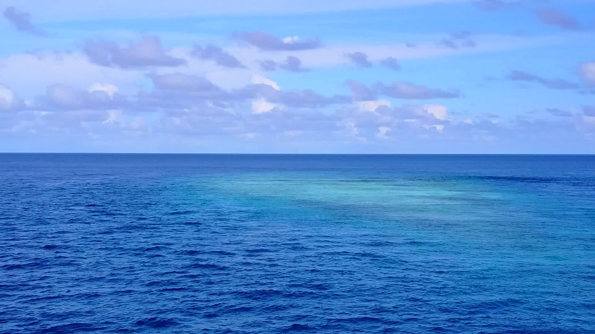 参观蓝海和白色沙沙背景的天堂度假胜地海滩旅游视频的预览图