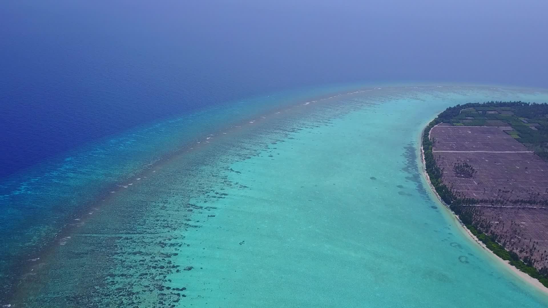 蓝海和白沙底蓝海宁湾海滩空中无人驾驶飞机视频的预览图