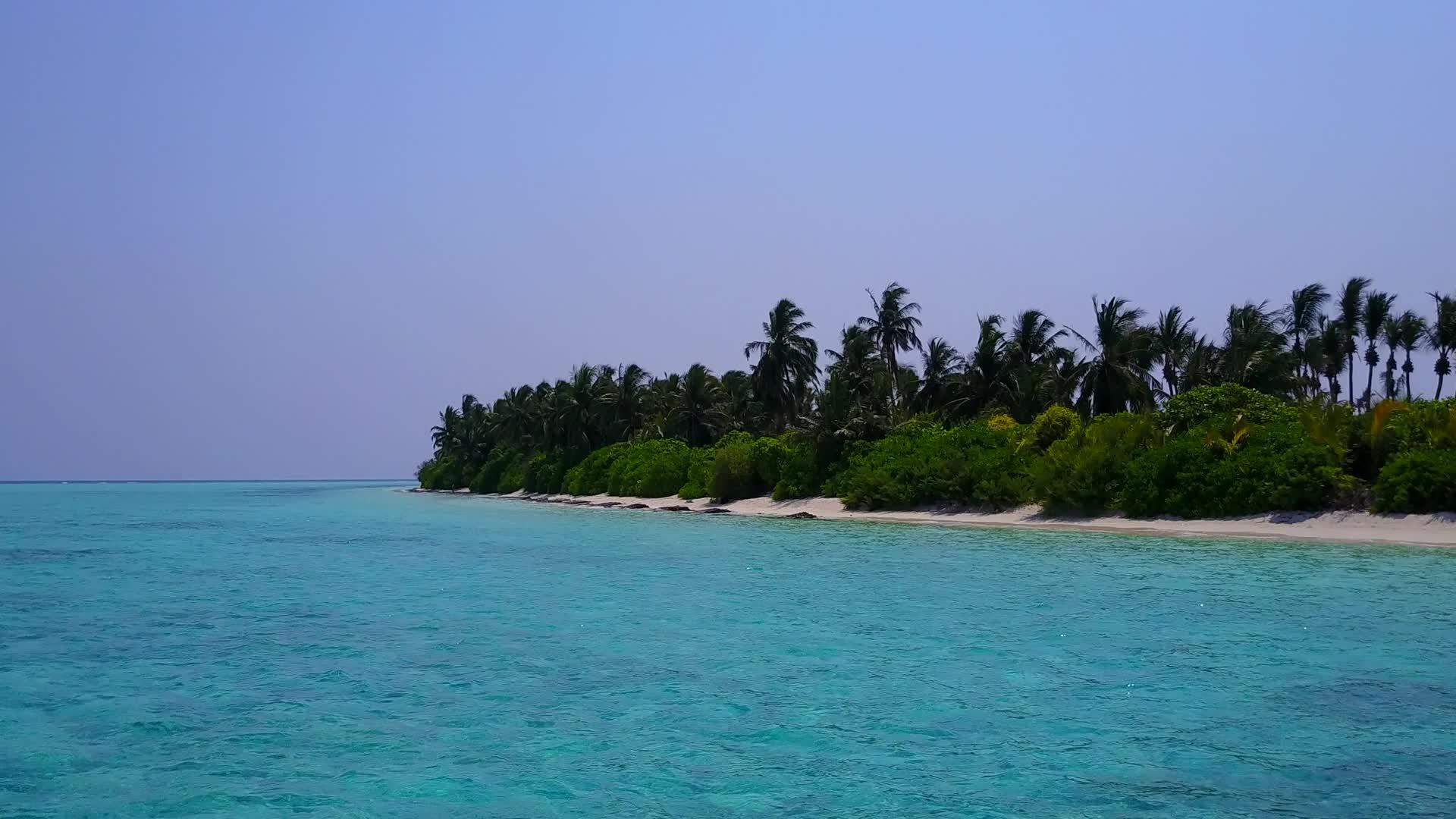 通过透明的白沙背景放松环礁湖海滩时间视频的预览图