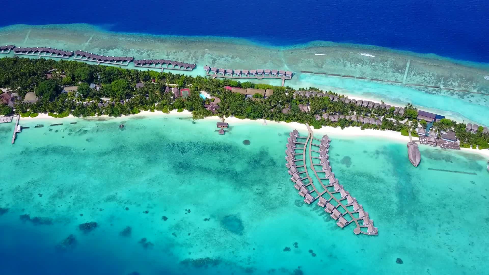 完美的度假胜地以蓝水和白沙为背景海滩时间全景视频的预览图