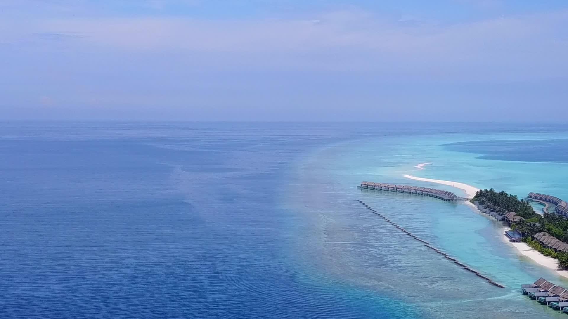 蓝海和浅沙背景的天堂环礁湖海滩野生生物在空中无人驾驶视频的预览图