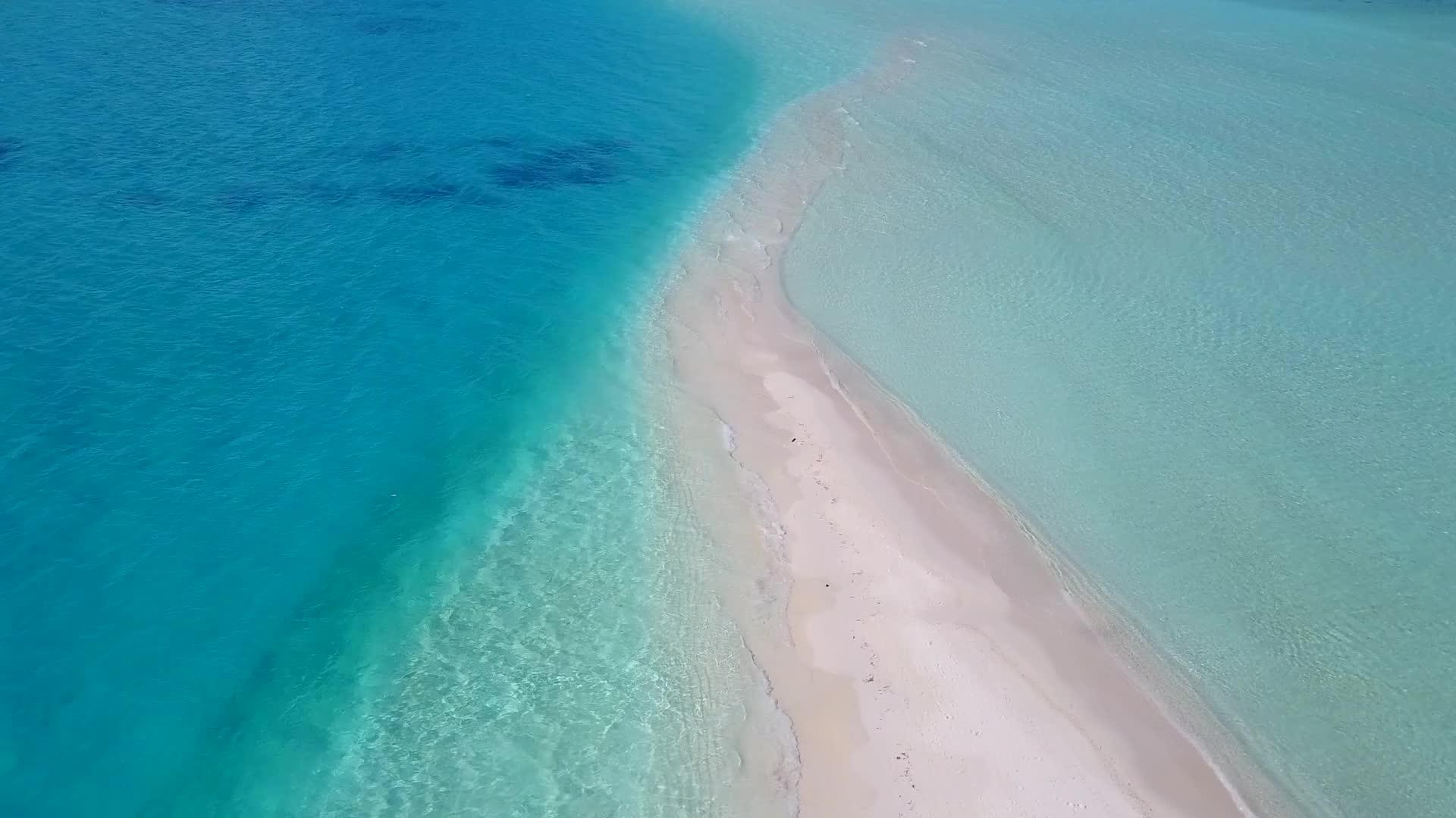 蓝色环礁湖有明亮的沙滩背景风景以海滩度假为主题视频的预览图