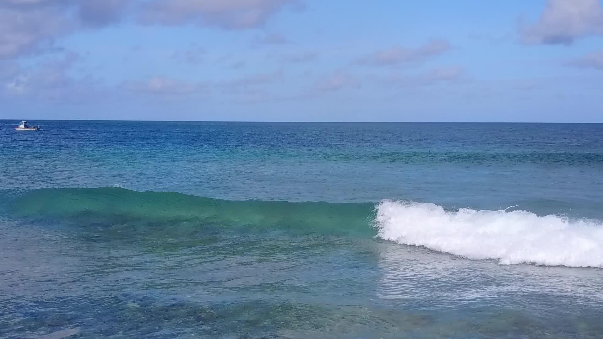在蓝海和白沙的背景下完美的海岸海滩生活方式视频的预览图
