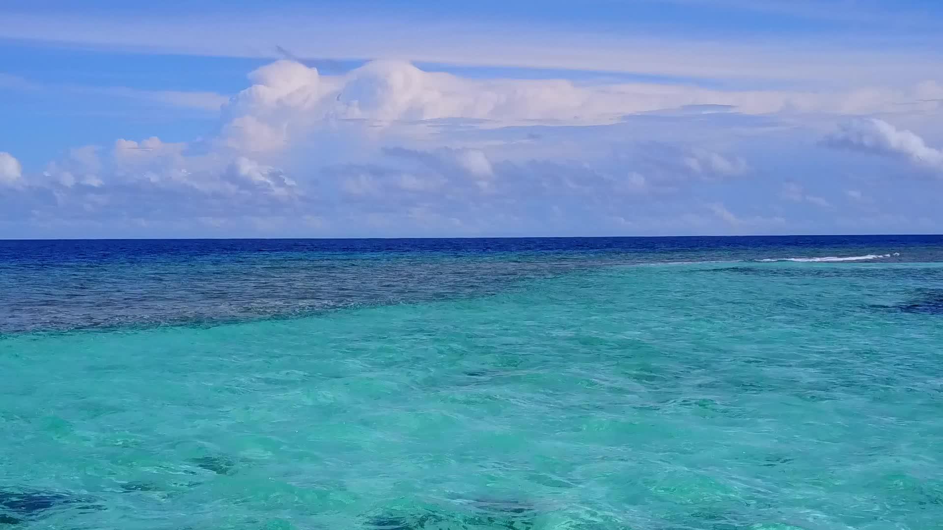 美丽的海岸海滩时间与透明的海洋和白色沙底背景视频的预览图