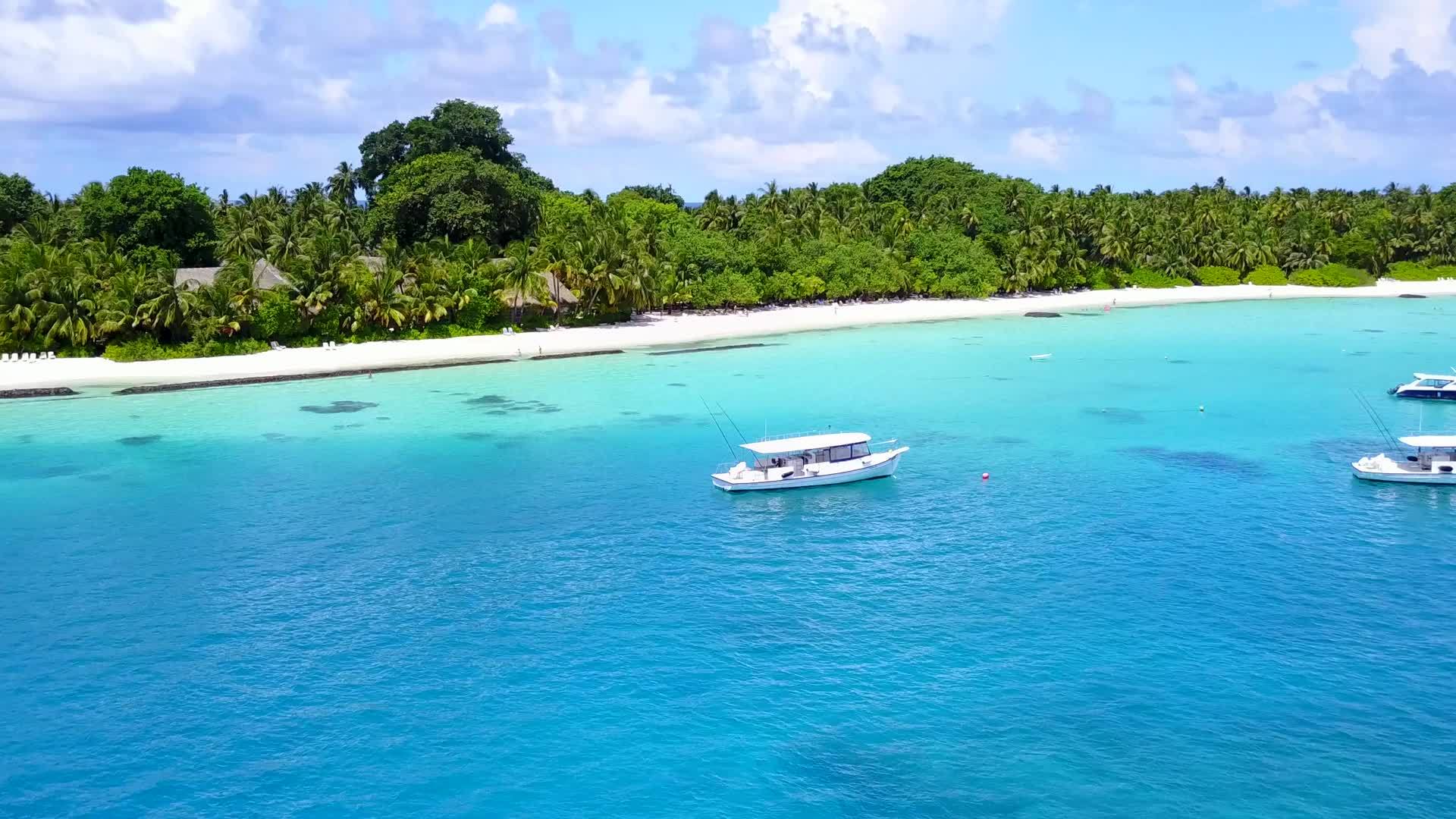 空中无人驾驶飞机的风景以蓝色海平面和干净的沙地为背景视频的预览图