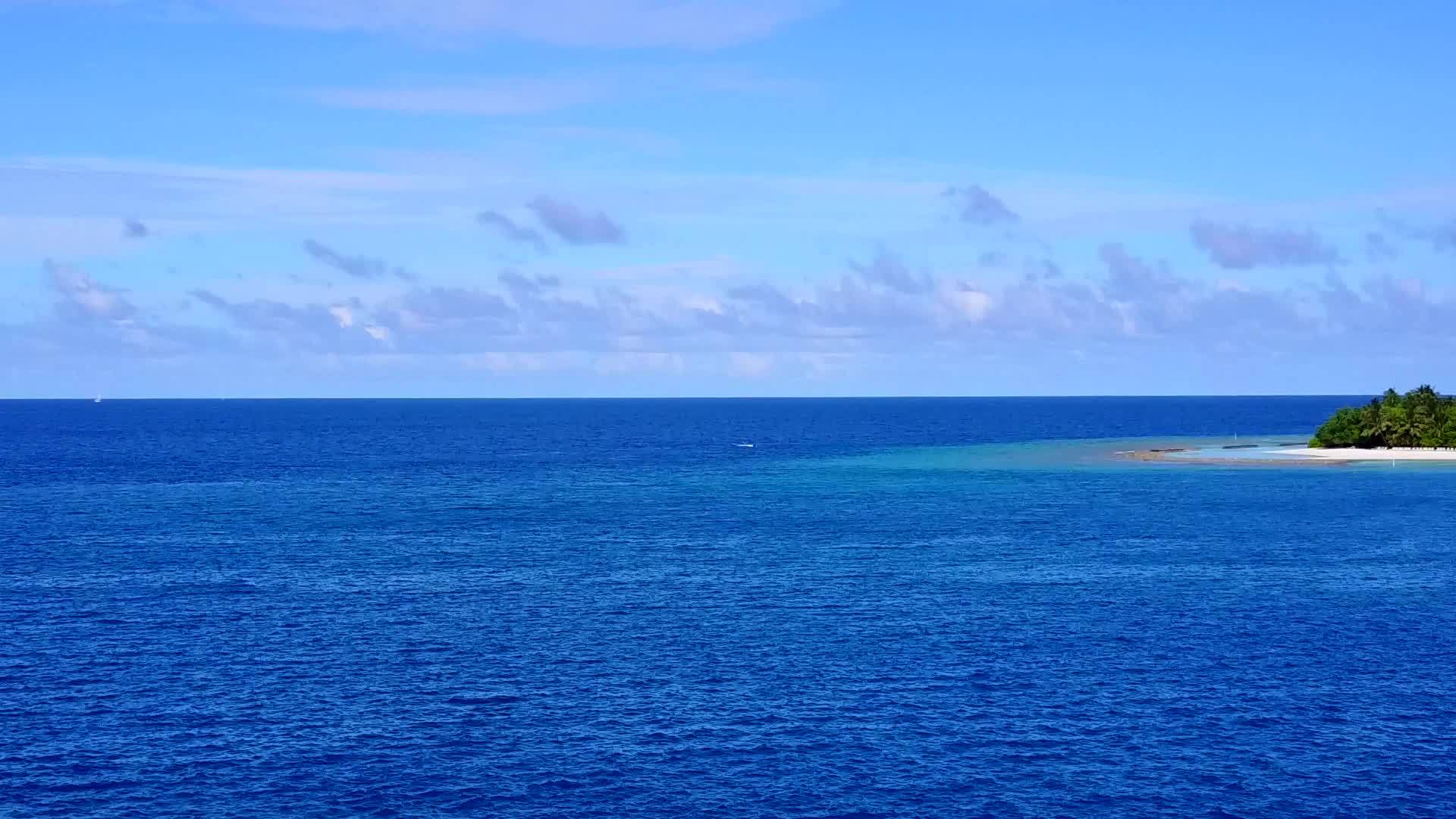 蓝色绿色海洋和白色海滩背景的热带海滩假日空气视频的预览图