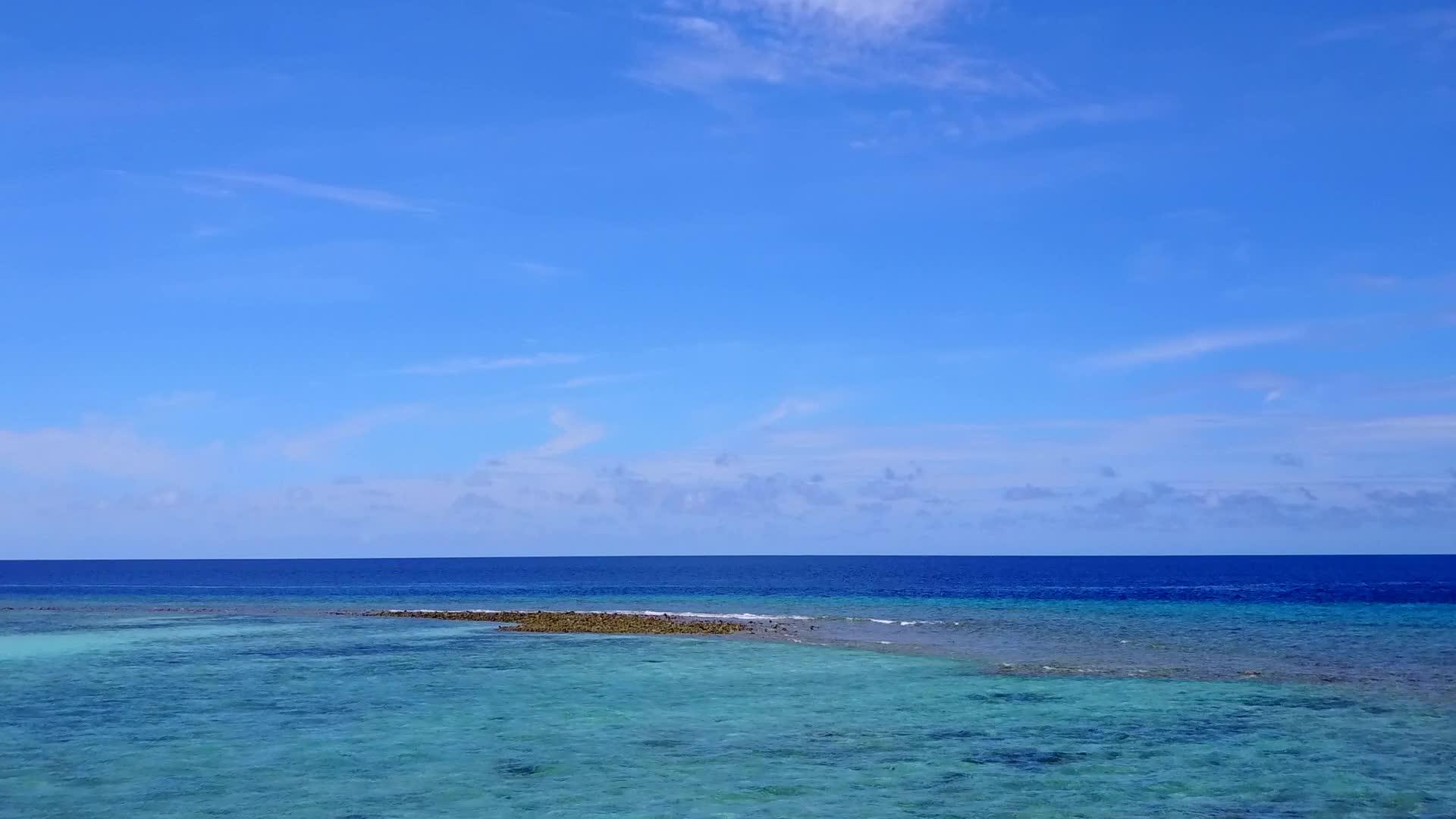 白沙背景蓝水豪华度假村海滩导航无人机纹理视频的预览图