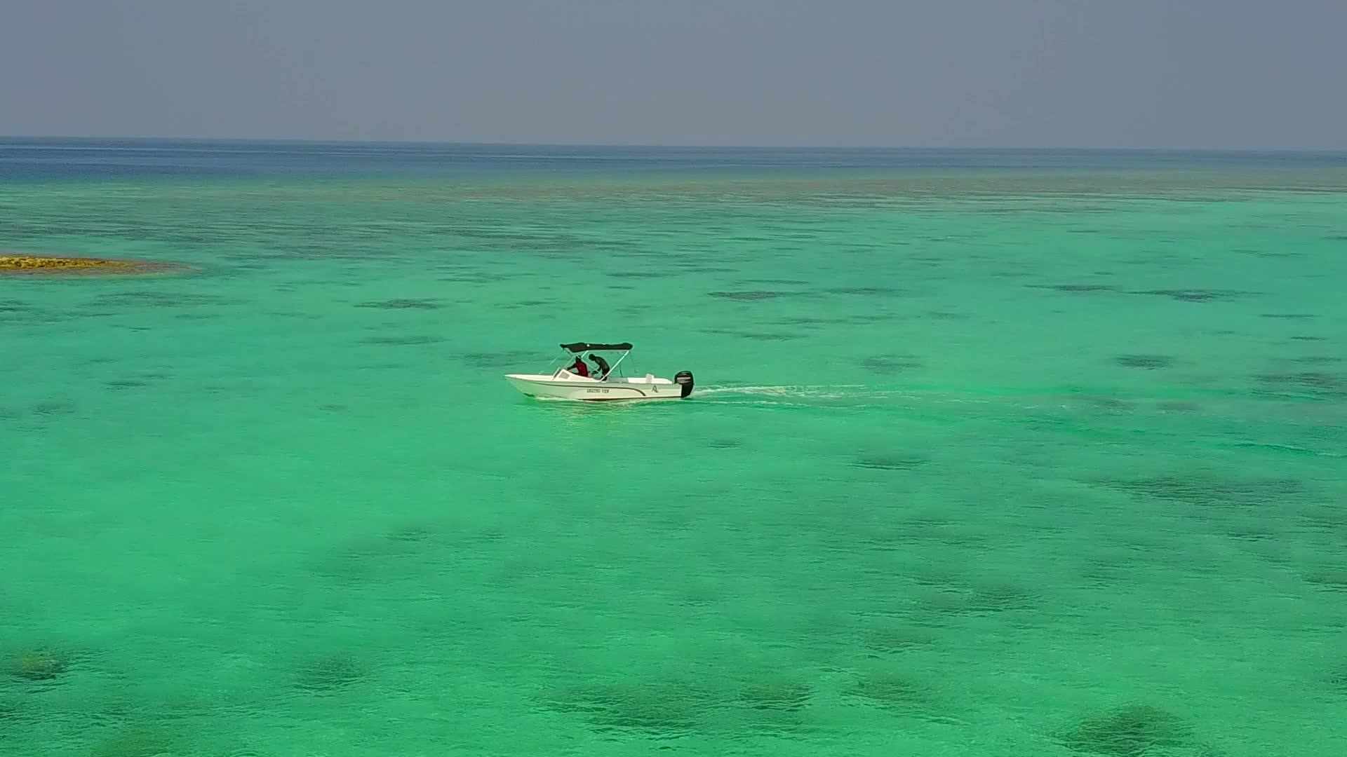 无人驾驶飞机通过清水和白色沙土背景旅行视频的预览图