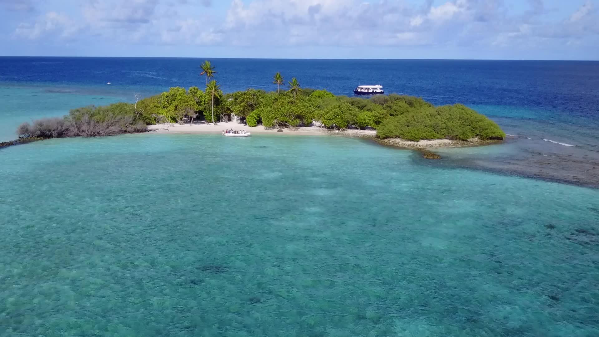 在白色沙滩的背景下看到平静的岛屿海滩时间的海景视频的预览图