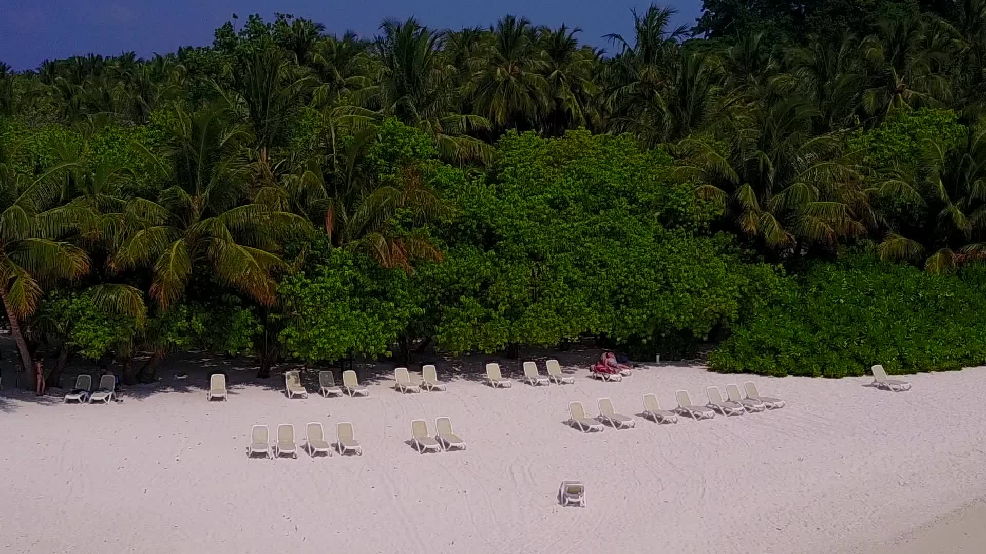 白沙背景清澈海洋完美度假海滩度假空中摘要视频的预览图